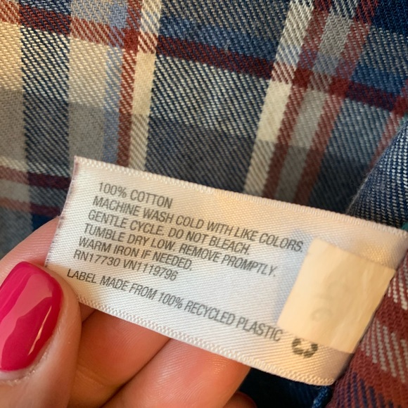 Two mens shirts.  Size XL - Picture 9 of 9